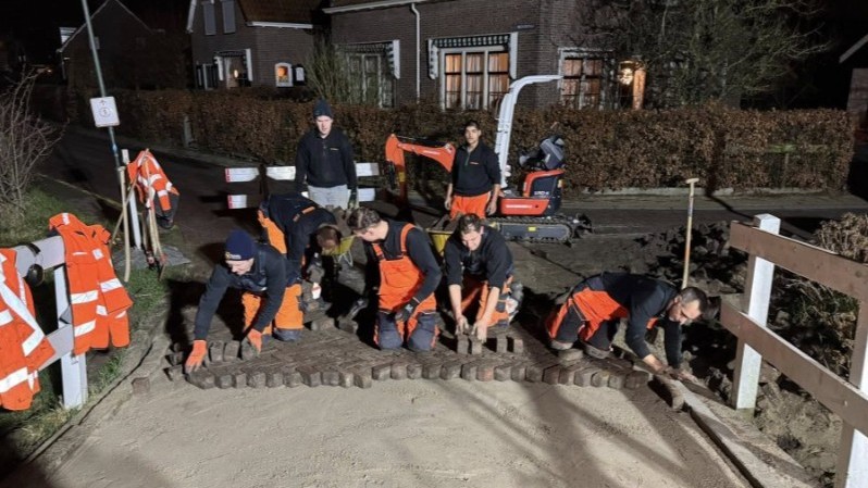 Van Geemen zorgt in één nacht voor nieuwe bestrating Julianabrug